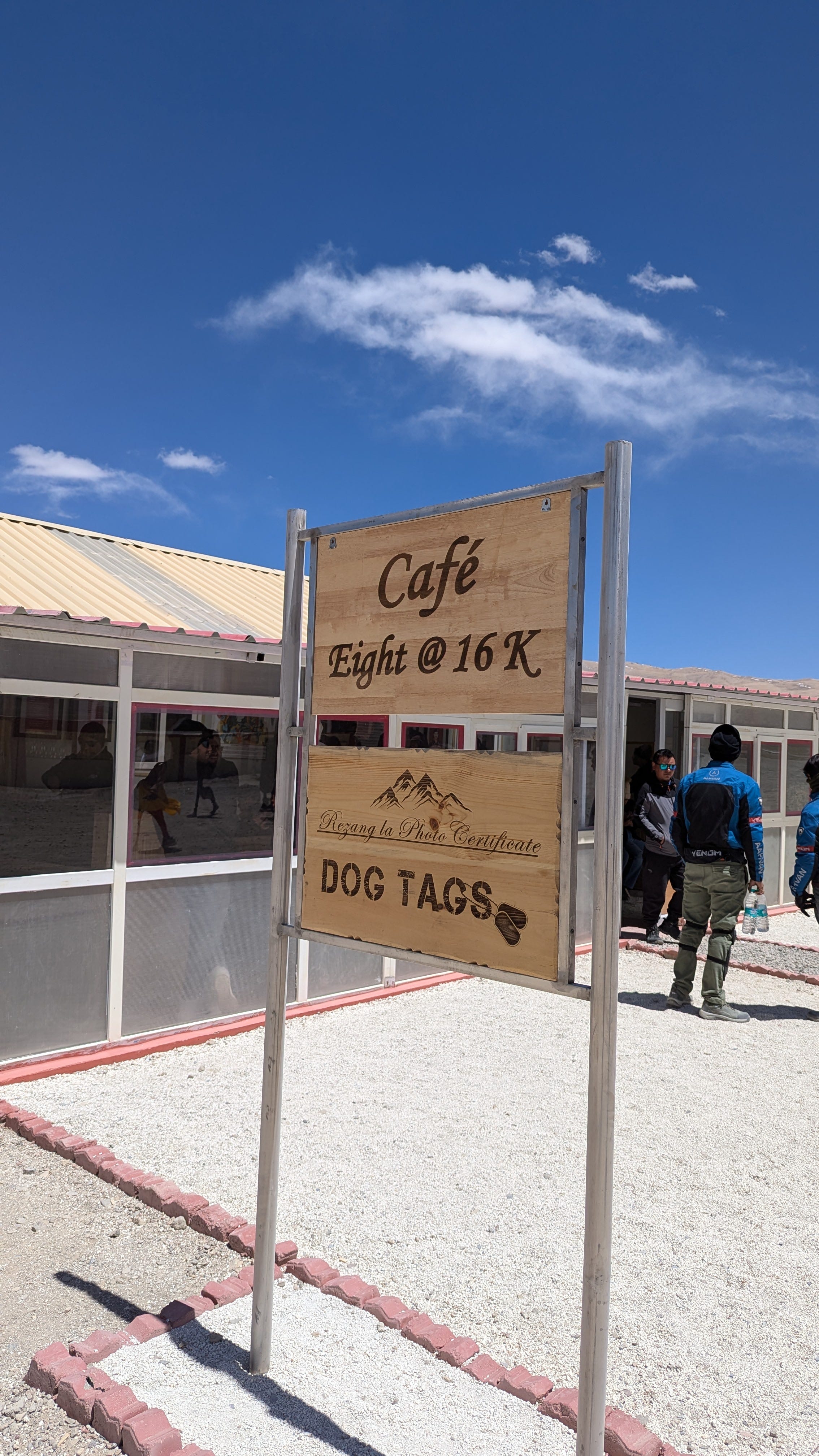 Dogs at 16,000 feet altitude